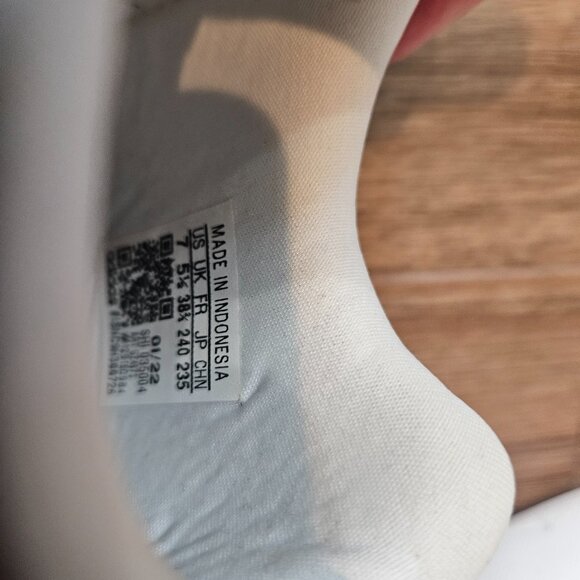 Womens White / Gold Tennis Shoes - Picture 3 of 6